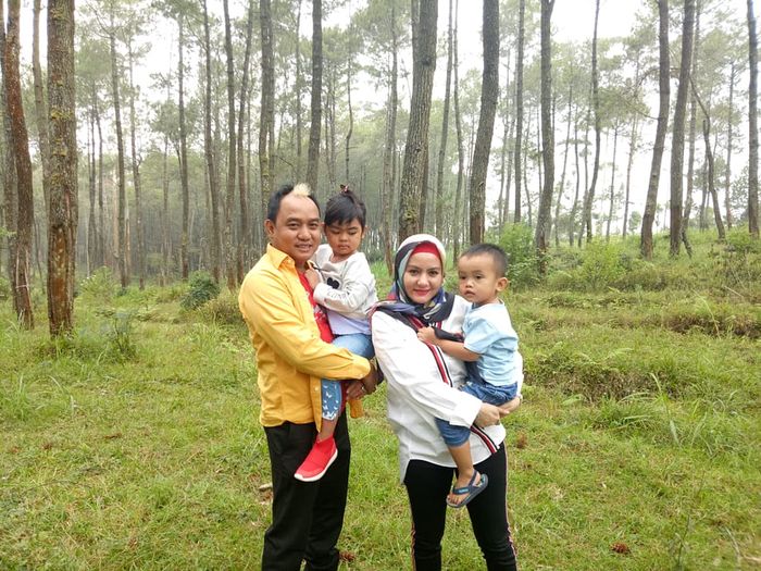 Azis bersama istri dan anak-anaknya