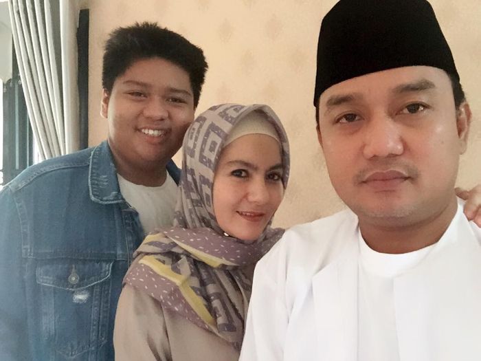Azis bersama keluarga