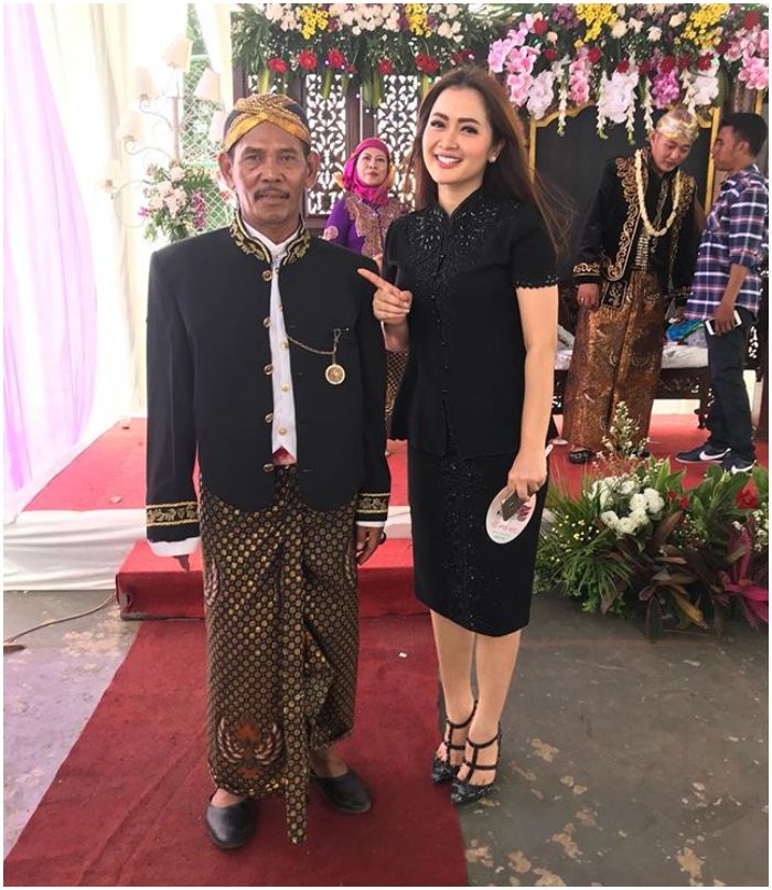 Vega Darwanti saat menghadiri pesta pernikahan anak dari asisten rumah tangganya