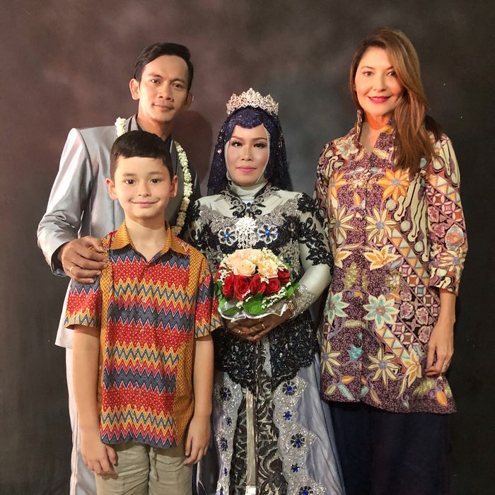 Tamara Bleszynski saat menghadiri pernikahan pengasuhnya di Ponorogo