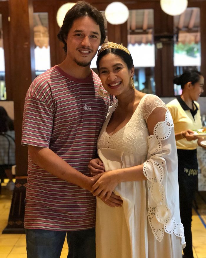 Tampil mesra di momen baby shower Happy Salma.
 

