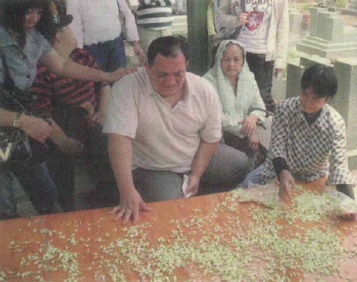 Clift Sangra menangis si pusara Suzanna