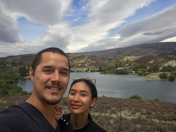 Tjok Gus dan Happy Salma curi-curi kesempatan selfie saat Tjok Kina sedang bermain.