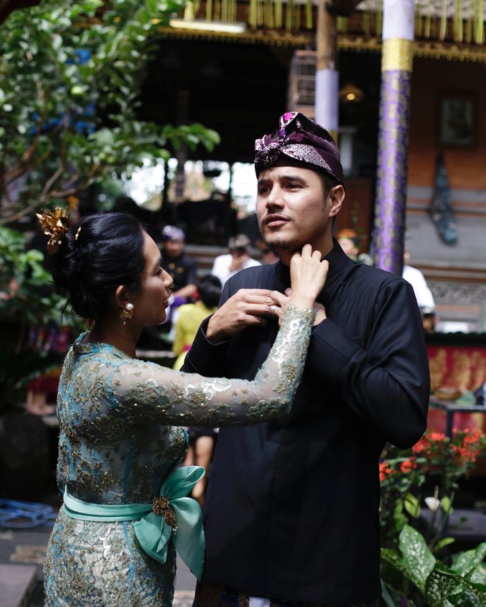 Mesra saat membetulkan pakaian sang Suami.