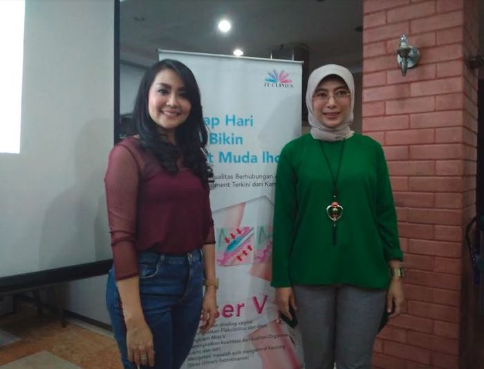 Tessa Kaunang dan Dokter Juni Tjahjati saat ditemui Grid.ID disela perawatan di TJ Clinic, Jalan Oti