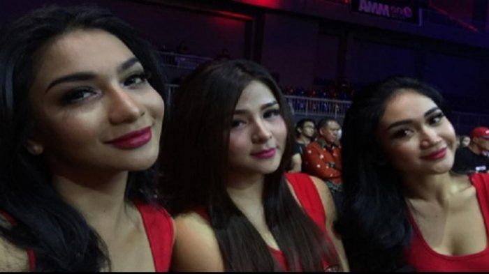 Siva Aprilia dan teman-temannya.