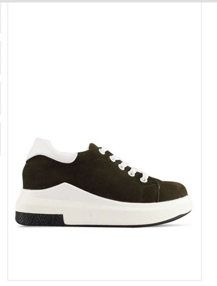 Tiru gaya kasual Nia Ramadhani dengan sneakers - Spiffy Korean Trendy Sneakers