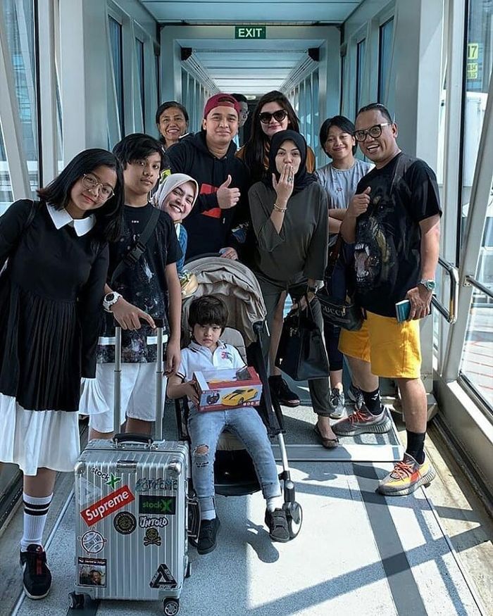 Nikita Mirzani dan tim Pagi Pagi Pasti Happy