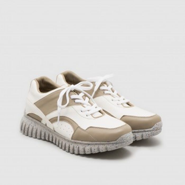 Tiru gaya kasual Nia Ramadhani dengan sneakers - Adorable Projects Kurva cream Sneakers