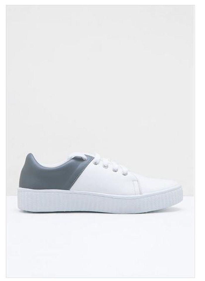 Tiru gaya kasual Nia Ramadhani dengan sneakers - Berrybenka Label
