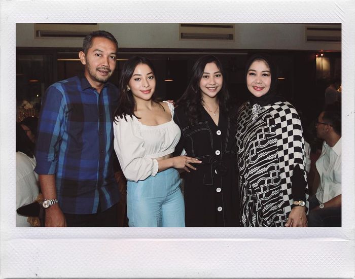 Nikita Willy dan keluarga di acara ulang tahun sang adik, Winona Willy