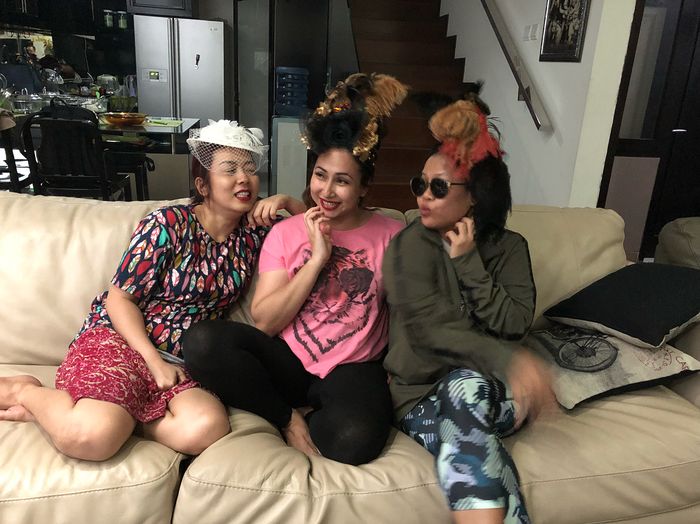 Sofa warna krem yang ditempatkan di ruang tengah semakin menambah nuansa klasik.