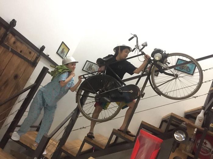 Hiasan sepeda onthel di kediaman Soimah ditaruh pada pegangan tangga.