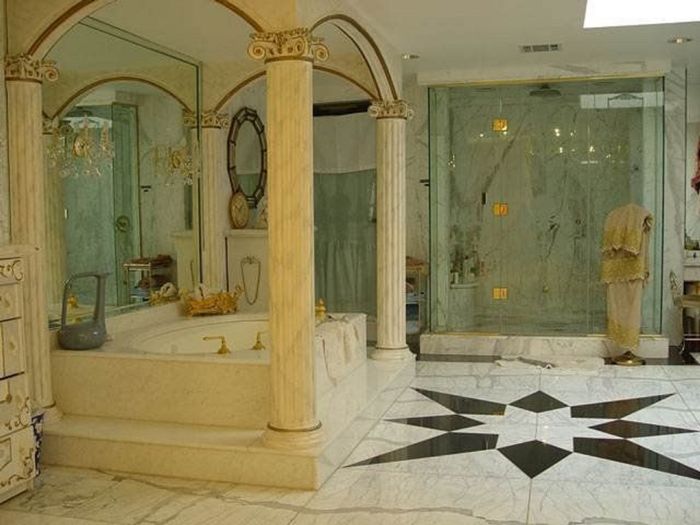 Kamar mandi rumah Shahrukh Khan
