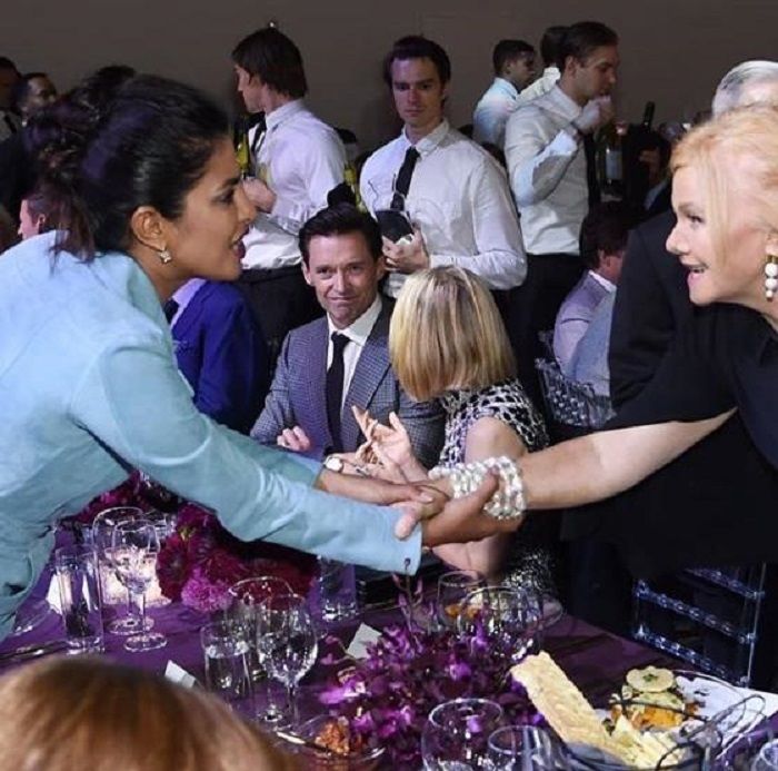 Aktor <a href='https://manado.tribunnews.com/tag/hugh-jackman' title='Hugh Jackman'>Hugh Jackman</a> tertangkap kamera sedang pandangi kekasih <a href='https://manado.tribunnews.com/tag/nick-jonas' title='Nick Jonas'>Nick Jonas</a>, <a href='https://manado.tribunnews.com/tag/priyanka-chopra' title='Priyanka Chopra'>Priyanka Chopra</a>