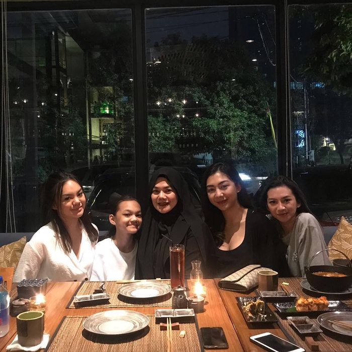 Sarita Abdul Mukti bersama keempat putrinya.