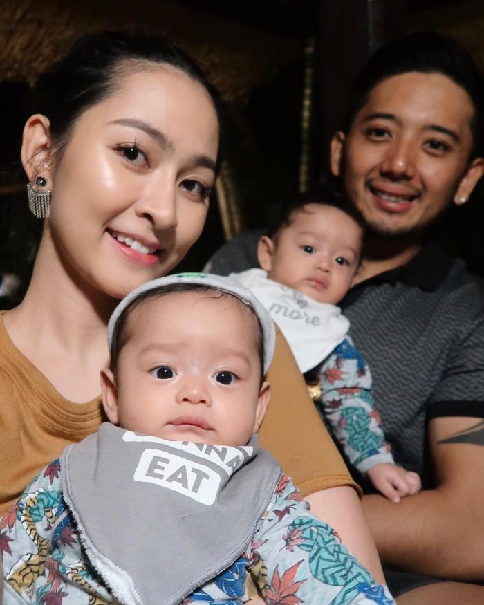 Tutde bersama istri dan anak kembarnya
