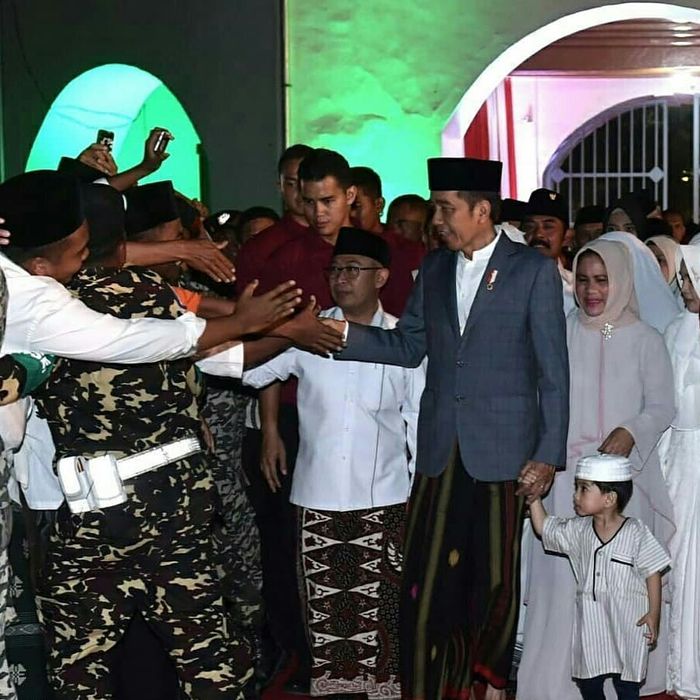 5 Potret Gemas Jan Ethes yang Khusyuk Berdoa saat Diajak Presiden Jokowi Hadiri Acara di Solo
