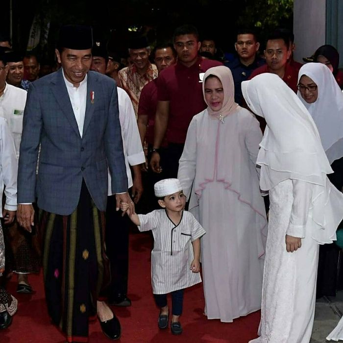 digandeng Jokowi