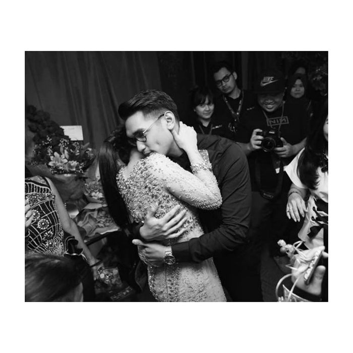 Pelukan semangat Afgan untuk Rossa.