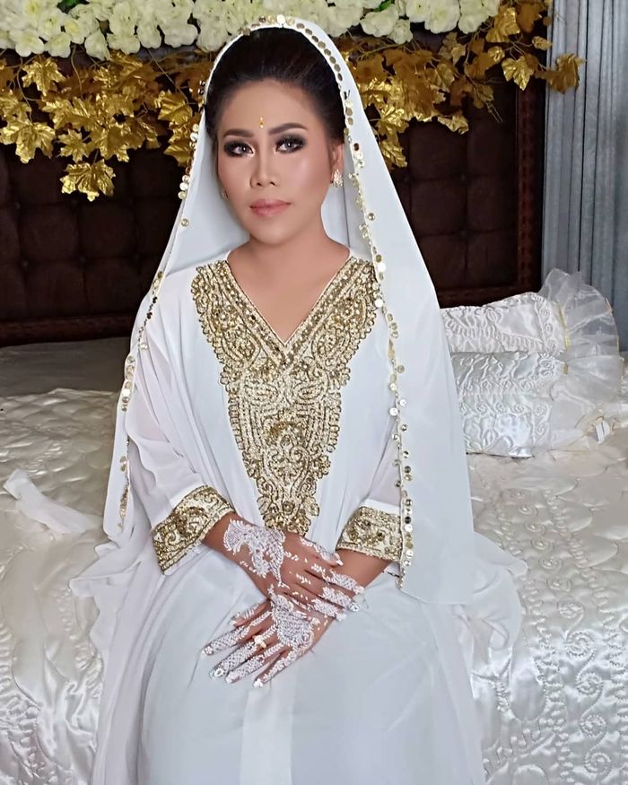 Busana kaftan Evi Masamba saat pengajian pra nikah