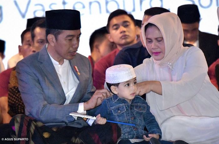 Jan Ethes bersama Presiden Republik Indonesia Joko Widodo (Jokowi) dan Iriana Jokowi tengah menghadi