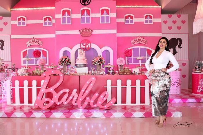 Potret Emma Coronel Aispuro di  acara ulang tahun anaknya bertema Barbie