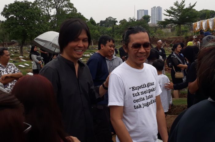 Once Mekel dan Bimbim Slank hadir di prosesi pemakaman Titi Qadarsih di TPU Tanah Kusir, Jakarta Sel