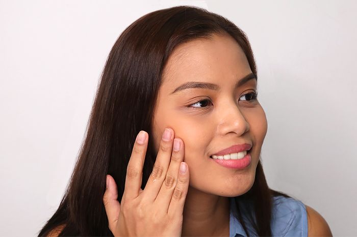 memakai facial oil