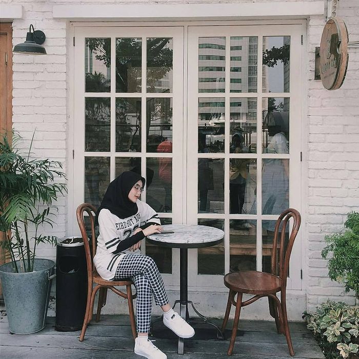 Potret cantik anak Mandra, Tia Septiana