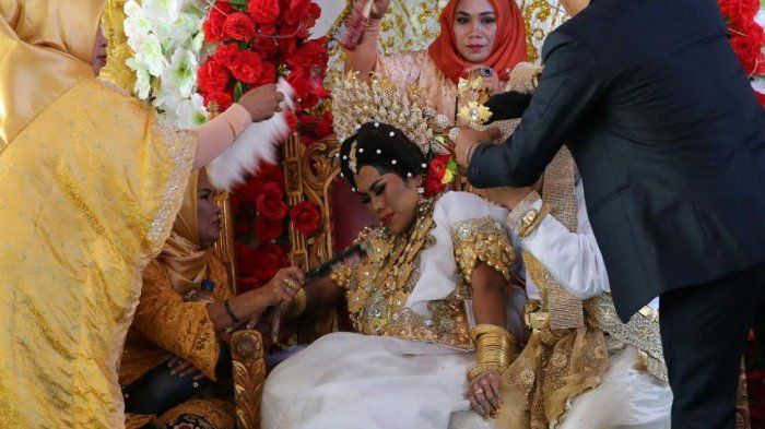 Evi Masamba Pingsan di Pelaminan
