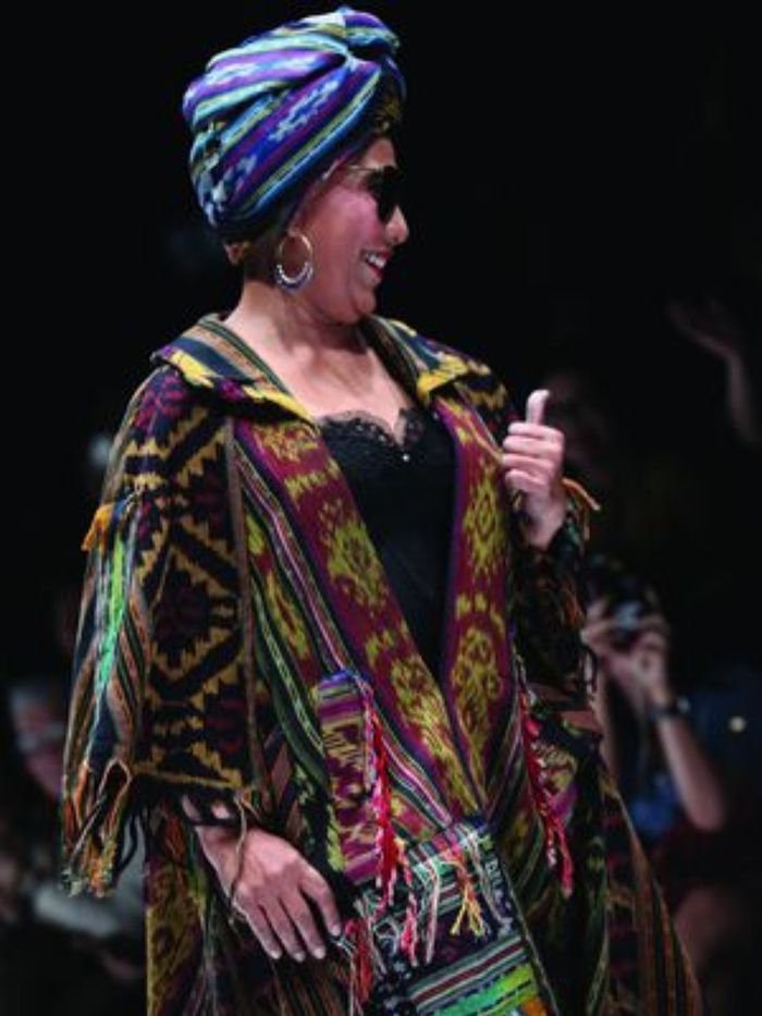 Menteri Kelautan dan Perikanan RI Susi Pudjiastuti ketika membawakan busana rancangan desainer Anne Avantie pada peragaan busana bertajuk Badai Pasti Berlalu yang diselenggarakan di gelaran Jakarta Fashion Week 2019 di Senayan City, Jakarta, Selasa (23/10/2018).