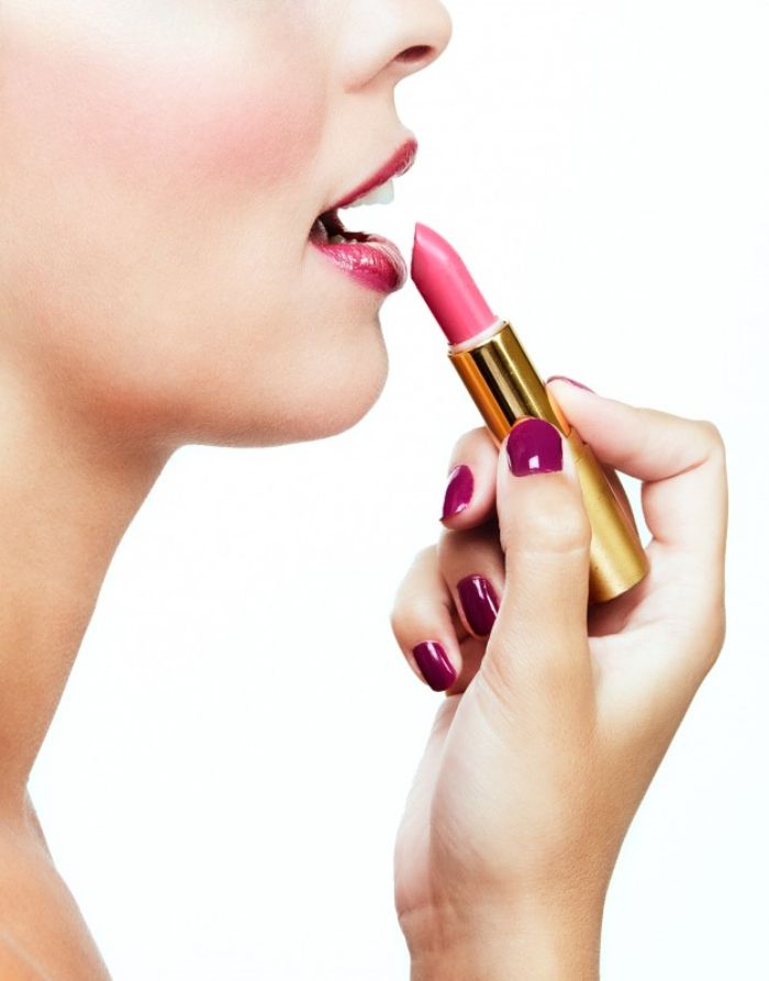 Pakai warna lipstik yang menarik