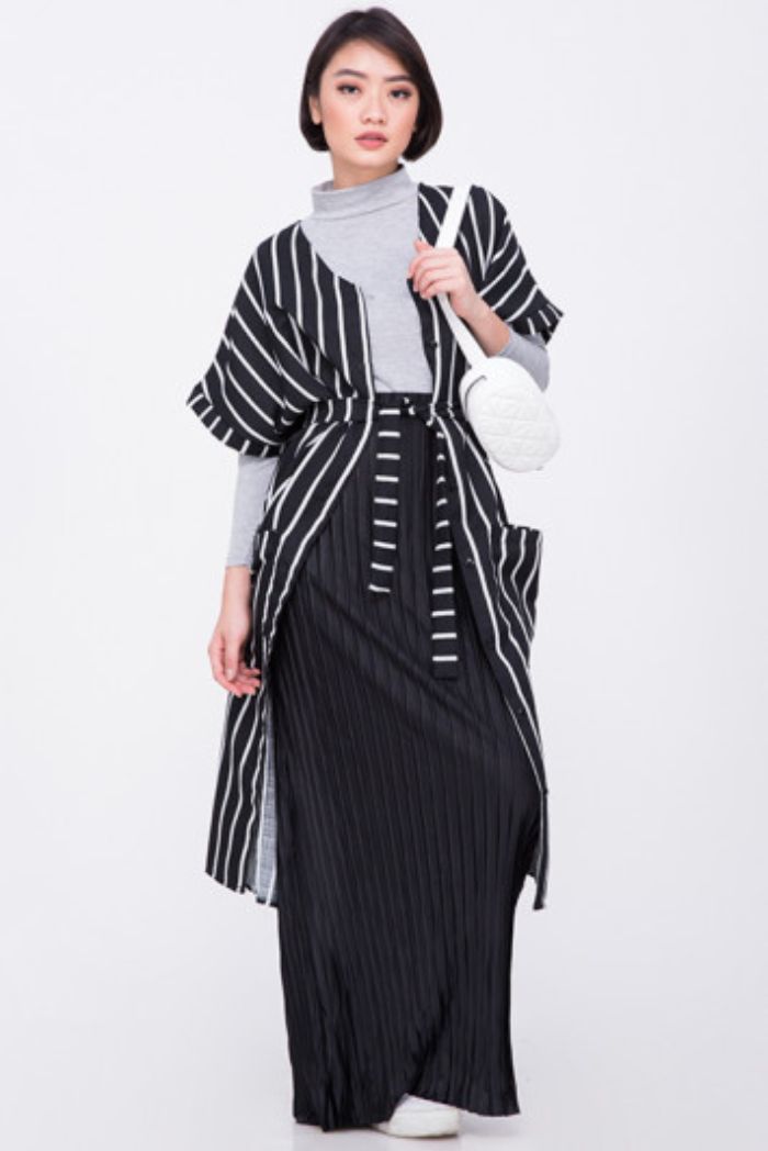 Gaya Syar'i ala Shireen Sungkar dengan Black Pleated Skir