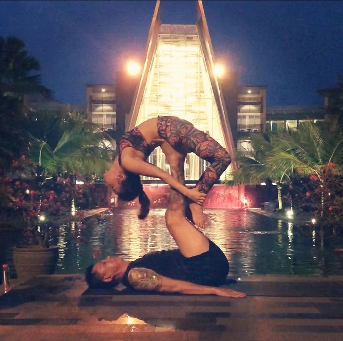 FX Ong dan sang istri sering yoga bersama