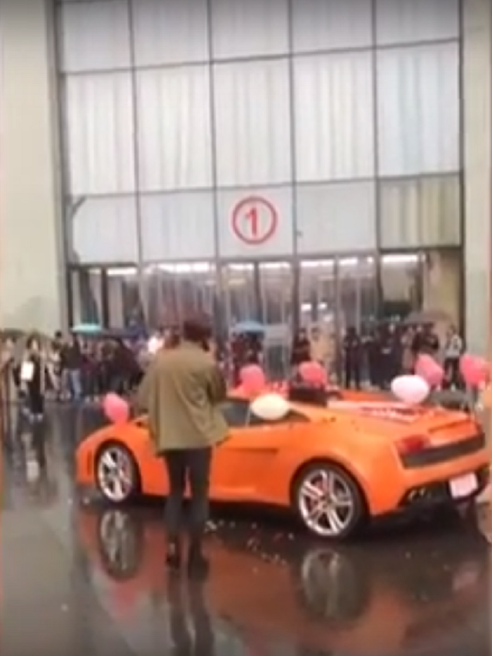Pria yang melamar dengan Lamborghini