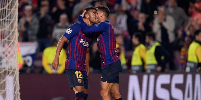 Penyerang FC Barcelona, Rafinha (kiri), merayakan golnya bersama Philippe Coutinho dalam laga Grup B