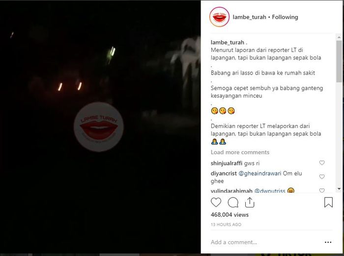 Sebuah mobil ambulance menjemput Ari Lasso di rumahnya. 