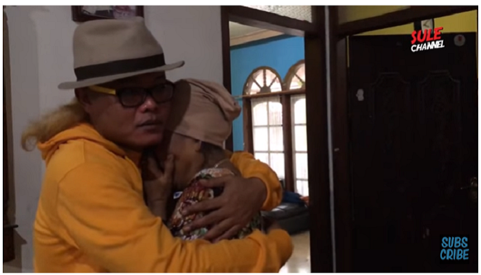 Sule memeluk sang ibu dengan penuh kasih sayang