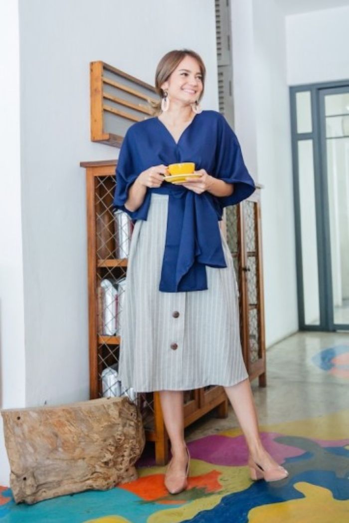 Gaya Syar'i ala Shireen Sungkar dengan Cream Stripe Button Midi Skirt