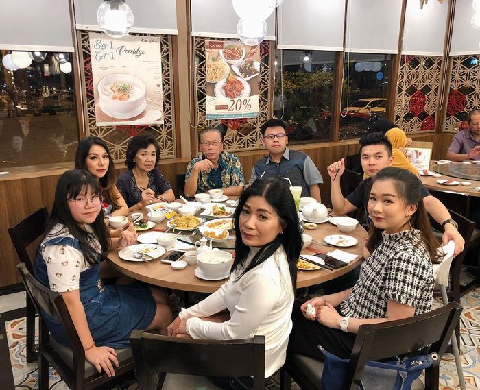 Makan malam satu keluarga yang bunuh diri di Palembang
