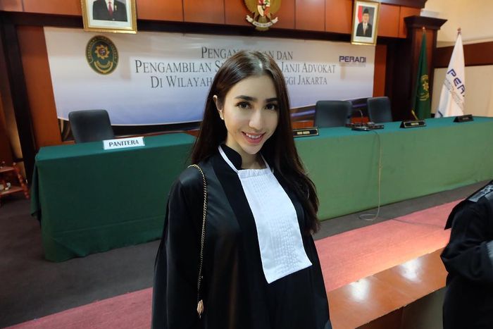 Potret cantik Nadia Purwoko saat mengenakan jubah pengacara