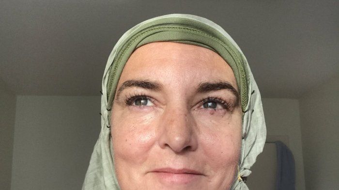 Sinead O'Connor kini juga mengenakan hijab.