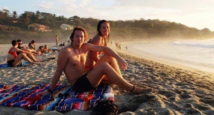 Chris Lightfoot dan Mandy Flack akan menyimpan cincin itu sebagai dana darurat.