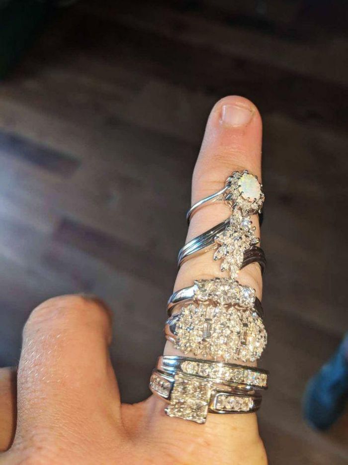 6 buah cincin yang ditemukan.