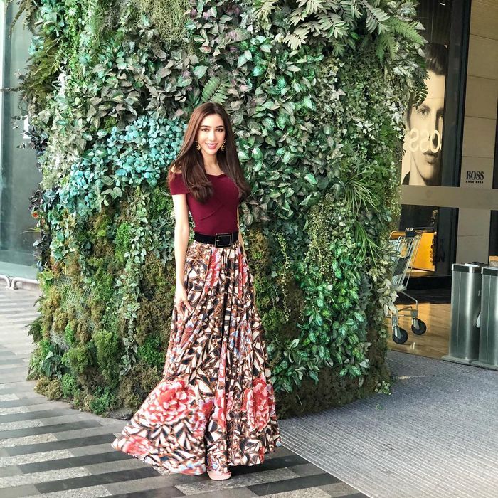 Potret Nadia Purwoko yang tampil cantik dengan floral skirt