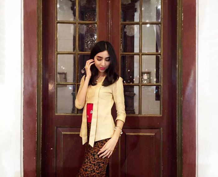 Potret Nadia Purwoko saat mengenakan kebaya kutu baru yang dipadukan dengan rok batik