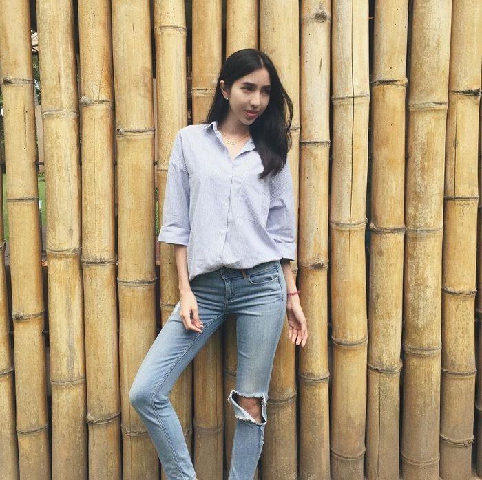 Potret Nadia Purwoko saat mengenakan outfit kasual