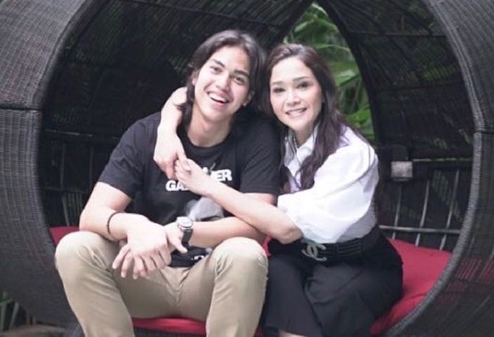 Dikabarkan Segera Menikah di Jepang, Maia Estianty Terlihat Jemput El Rumi di Bandara