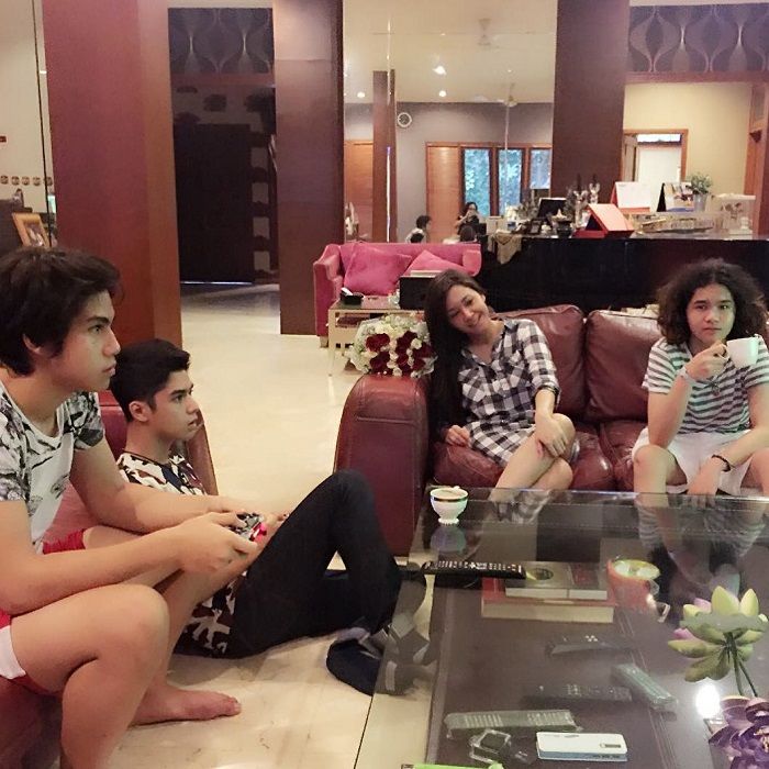 Ruang santai di rumah Maia Estianty di Jakarta